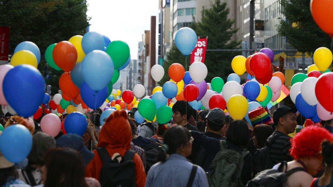 Hvert år er det stort oppmøte under paraden til Sapporo Rainbow Pride. Den ble etablert i 1996 og er landets lengslevende parade. Hvert år er det stort oppmøte under paraden til Sapporo Rainbow Pride. Den ble etablert i 1996 og er landets lengslevende parade.