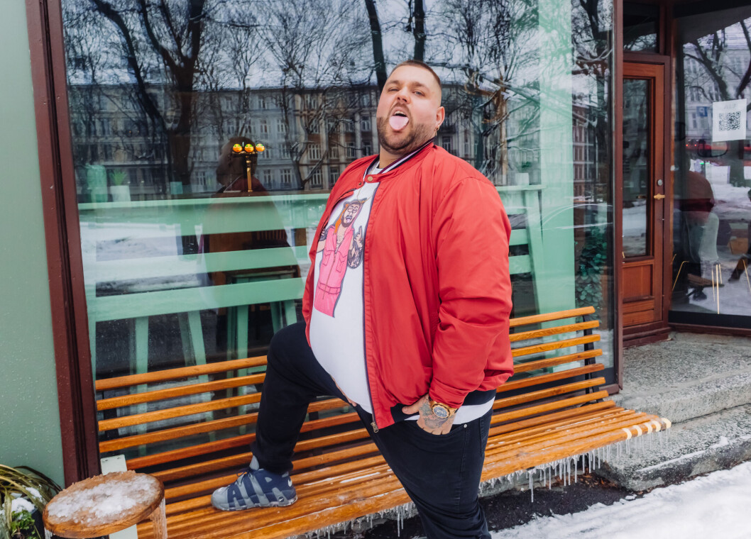 Rapperen Big Daddy Karsten er en reflektert badass. Hvordan han har blitt det, snakker han med Emma Ellingsen om i programserien «Annerledes» på TV2 onsdag 19.januar. Rapperen Big Daddy Karsten er en reflektert badass. Hvordan han har blitt det, snakker han med Emma Ellingsen om i programserien «Annerledes» på TV2 onsdag 19.januar.