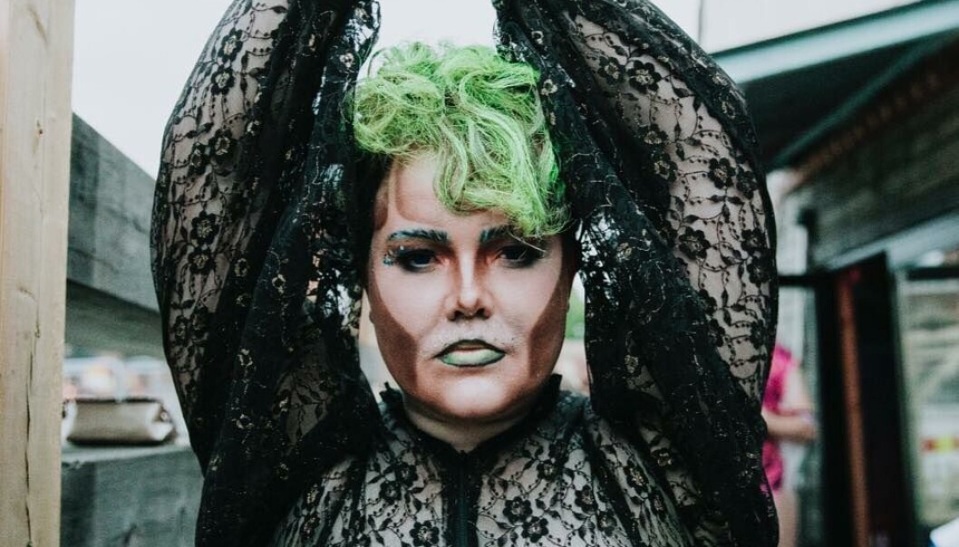 Etter avlysninger opp mot jul er Open Drag Scene igjen åpen. Lørdag får konseptet Bois Night vise publikum hvor maskulin drag befinner seg for tiden. Showet ledes av Elektra Puzzz (Katinka Stensgaard), her avbildet under Open Drag Stage i fjor sommer. Etter avlysninger opp mot jul er Open Drag Scene igjen åpen. Lørdag får konseptet Bois Night vise publikum hvor maskulin drag befinner seg for tiden. Showet ledes av Elektra Puzzz (Katinka Stensgaard), her avbildet under Open Drag Stage i fjor sommer.