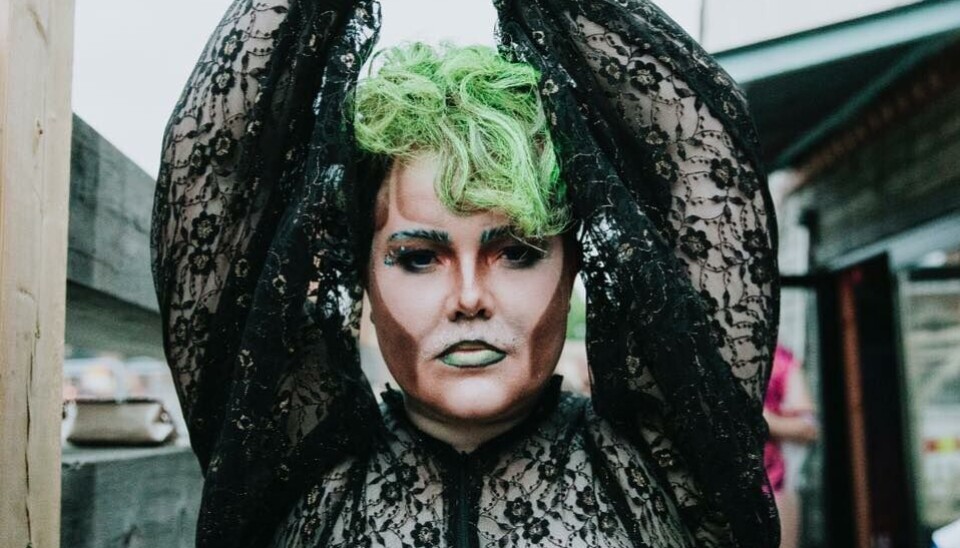 Etter avlysninger opp mot jul er Open Drag Scene igjen åpen. Lørdag får konseptet Bois Night vise publikum hvor maskulin drag befinner seg for tiden. Showet ledes av Elektra Puzzz (Katinka Stensgaard), her avbildet under Open Drag Stage i fjor sommer.