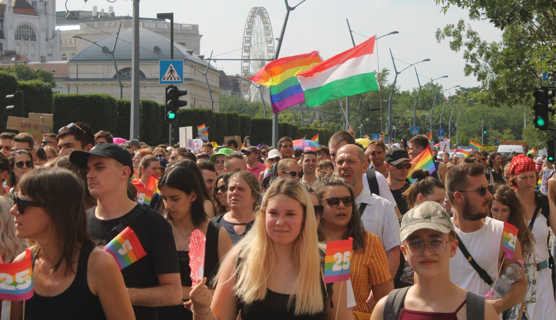 Fjorårets Prideparade i Budapest var den største i Ungarn noen sinne. Det er antatt at rundt 30 000 personer deltok. Fjorårets Prideparade i Budapest var den største i Ungarn noen sinne. Det er antatt at rundt 30 000 personer deltok.