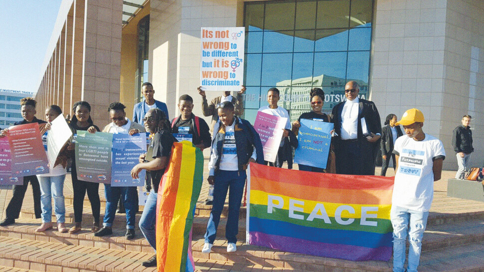 Aktivister utenfor Botswanas høyesterett da sex mellom samtykkende voksne av samme kjønn ble avkriminaliserte i 2019.