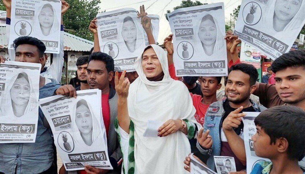 Nazrul Islam Ritu vant ordførertittelen med overveldende seier hjembyen Trilochanpur i Bangladesh som første hijra. Hijra-samfunnet i Pakistan og India identifiserer seg verken som menn eller kvinner. Nazrul Islam Ritu vant ordførertittelen med overveldende seier hjembyen Trilochanpur i Bangladesh som første hijra. Hijra-samfunnet i Pakistan og India identifiserer seg verken som menn eller kvinner.