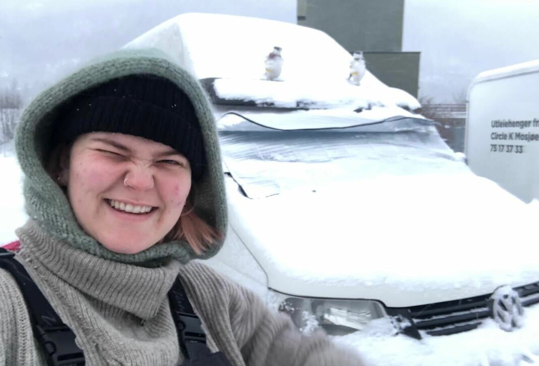 REPORTASJEREISE: Aurora Stenersen poserer foran den vesle bobilen sin. Med denne kjører hun landet rundt for å fotografere unge skeive.