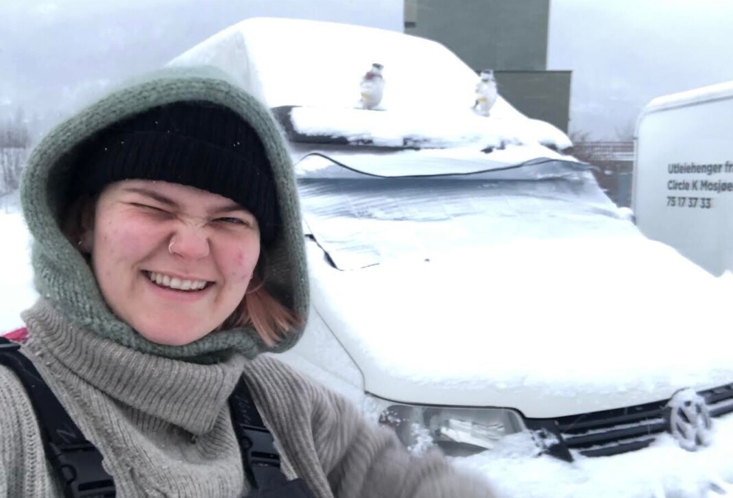 REPORTASJEREISE: Aurora Stenersen poserer foran den vesle bobilen sin. Med denne kjører hun landet rundt for å fotografere unge skeive. REPORTASJEREISE: Aurora Stenersen poserer foran den vesle bobilen sin. Med denne kjører hun landet rundt for å fotografere unge skeive.