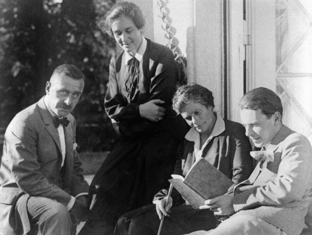 Thomas Mann skrev kortromanen «Døden i Venedig», som filmen med samme navn er basert på. Hans dagbøker, hvis forsegling ble brutt i 1975, røper en livslang kamp med egne homoseksuelle følelser. Her er han med familien i Niden i Litauen, sommeren 1930. Thomas Mann skrev kortromanen «Døden i Venedig», som filmen med samme navn er basert på. Hans dagbøker, hvis forsegling ble brutt i 1975, røper en livslang kamp med egne homoseksuelle følelser. Her er han med familien i Niden i Litauen, sommeren 1930.