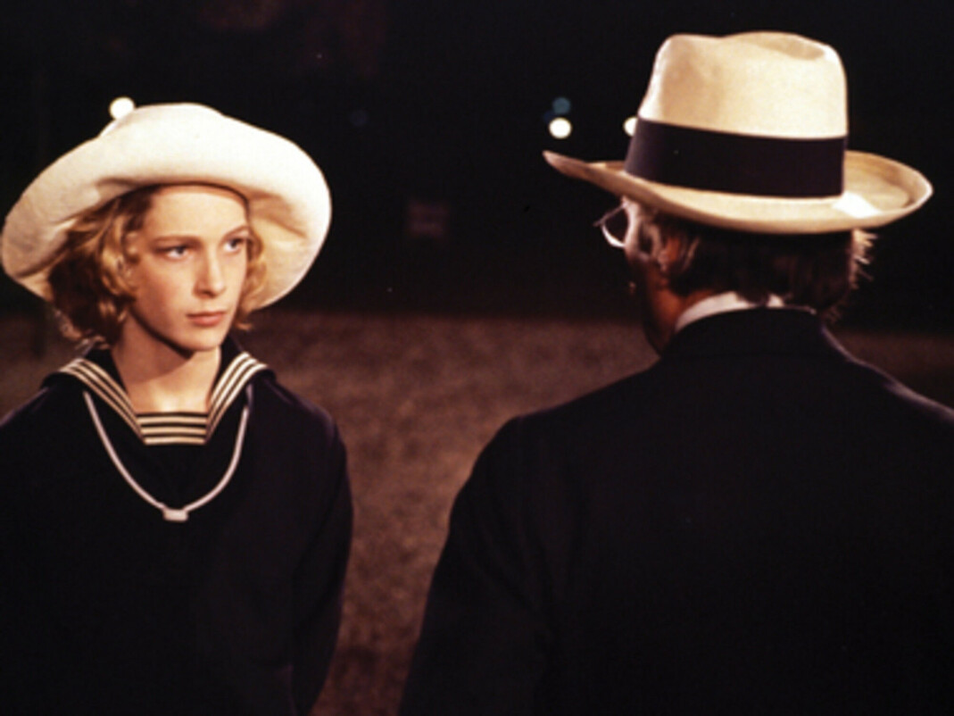 Manus til «Døden i Venedig», den fransk-italienske dramafilmen fra 1971, regissert av Luchino Visconti, er basert på Thomas Manns roman med samme navn. Björn Anderson spilte Tadzio og Dirk Bogarde komponisten Gustav von Aschenbach. Manus til «Døden i Venedig», den fransk-italienske dramafilmen fra 1971, regissert av Luchino Visconti, er basert på Thomas Manns roman med samme navn. Björn Anderson spilte Tadzio og Dirk Bogarde komponisten Gustav von Aschenbach.