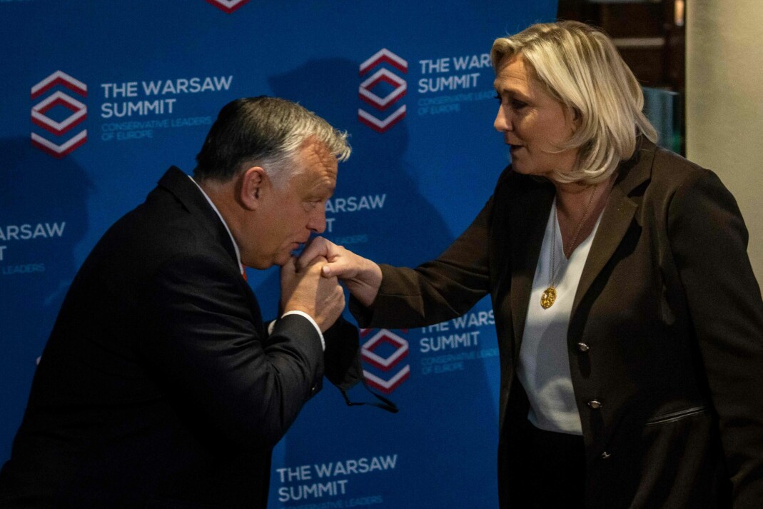 Victor Orbán, leder av det regjerende partiet Fidezs i Ungarn, kysser Marine Le Pen på hånden før toppmøtet mellom Europas konservative partier i Warsawa 4. desember. Le Pen er leder av det franske ytre høyrepartiet Front National og er en av presidentkandidatene til årets valg i Frankrike.