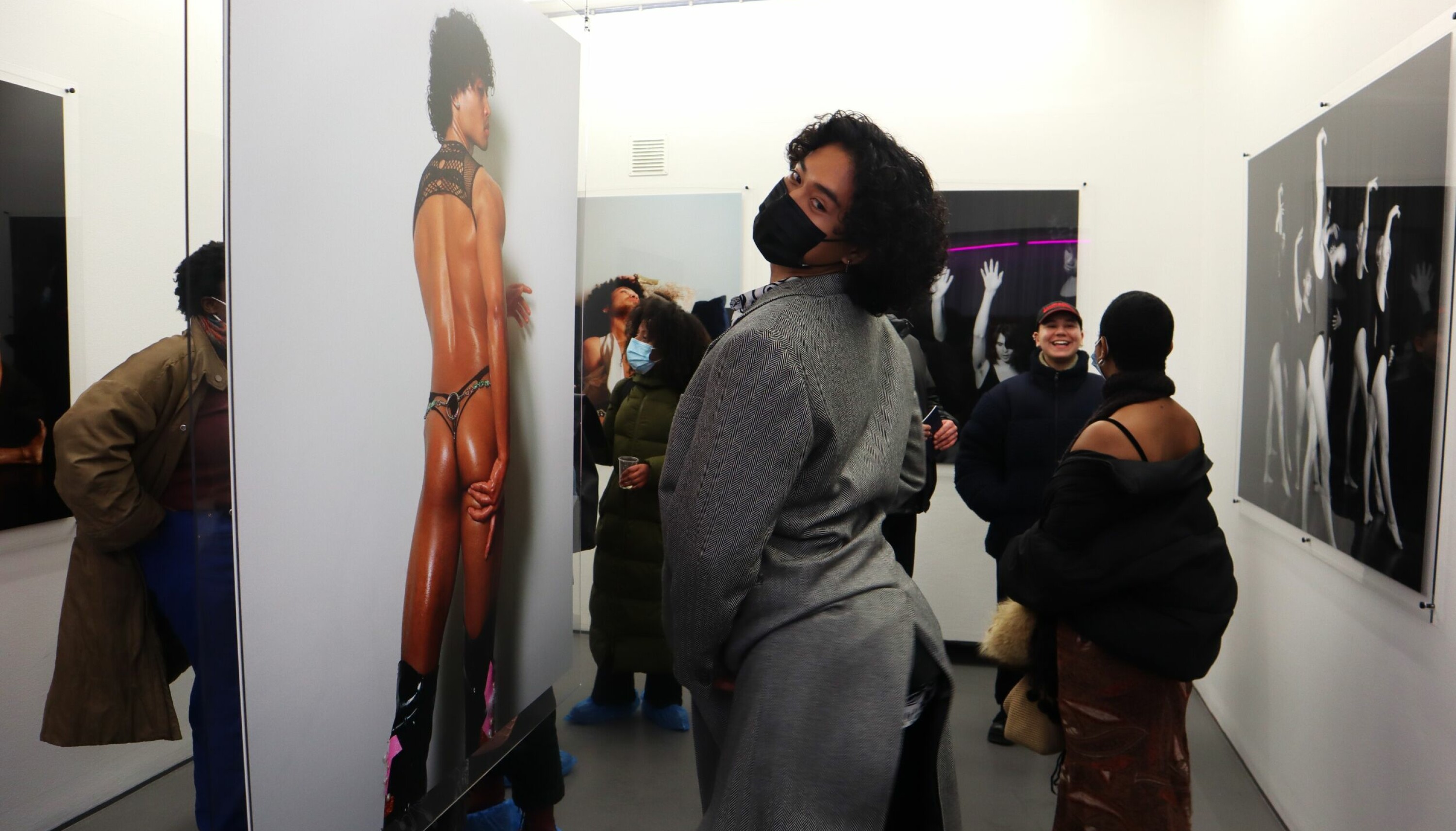 Modellen på Chai Saeidis foto, artisten Carlisle Sienes, etterligner sin egen posering under utstillingsåpningen.