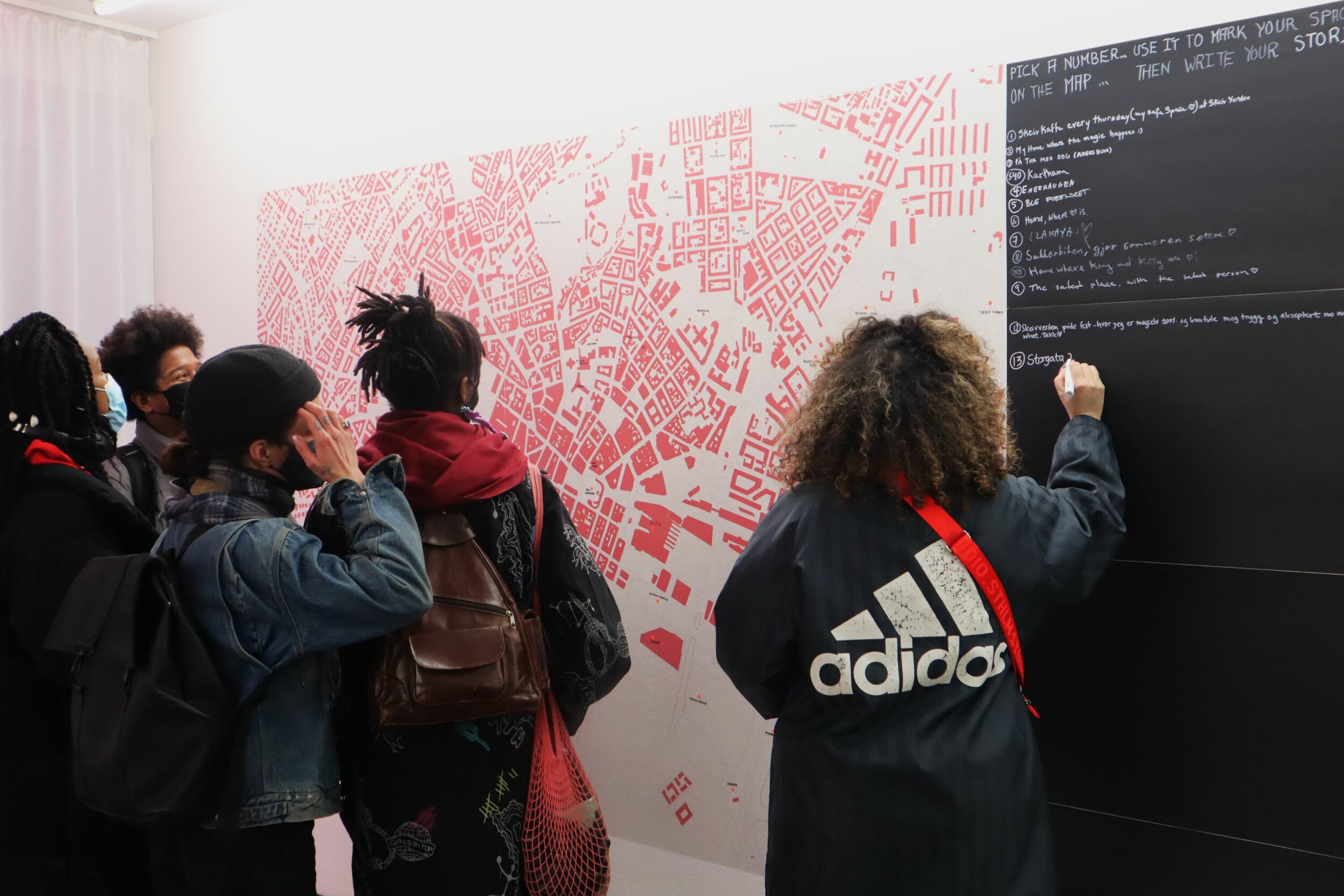 En vegg i utstillingen er viet til et kart over Oslo. Her inviteres besøkende til å skrive hvor i byen de føler seg trygge.