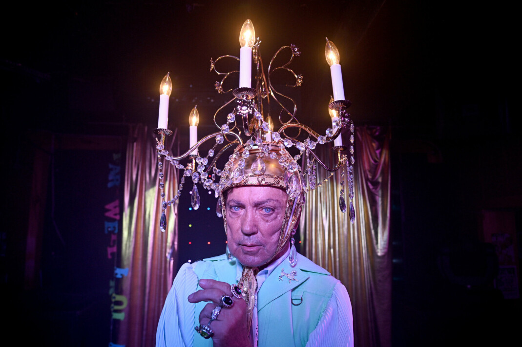 I «Swan Song» gjenoppdaget Pat Pitsenbarger (Udo Kier) livsgleden, noe som også gjenspeiler seg i de forskjellige versjonene av skjerfet hans. De blir mer og mer fargerike. Shawna-Nova Foleys upåklagelige kostymer lar han også våkne til live fra de intetsigende grå joggebuksene på aldershjemmet til den ikoniske grønne dressen han skifter til midtveis. I «Swan Song» gjenoppdaget Pat Pitsenbarger (Udo Kier) livsgleden, noe som også gjenspeiler seg i de forskjellige versjonene av skjerfet hans. De blir mer og mer fargerike. Shawna-Nova Foleys upåklagelige kostymer lar han også våkne til live fra de intetsigende grå joggebuksene på aldershjemmet til den ikoniske grønne dressen han skifter til midtveis.