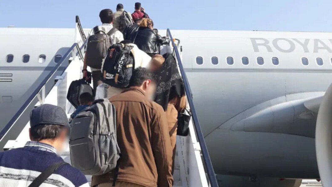 USIKKERT HVOR MANGE SOM ER IGJEN: Skeive afghanere boarder et fly på vei ut av landet, i regi av Rainbow Railroad, Stonewall U.K. og Storbritannia. Organisasjonen Rainbow Railroad har som mål å hjelpe skeive som er under statlig forfølgelse. Tidligere har de lykkes i å hjulpe hundrevis å flykte fra Tsjetsjenia. Leder Kimahli Powell sier at situasjonen for skeive i Afghanistan er den vanskeligste organisasjonen har stått ovenfor. USIKKERT HVOR MANGE SOM ER IGJEN: Skeive afghanere boarder et fly på vei ut av landet, i regi av Rainbow Railroad, Stonewall U.K. og Storbritannia. Organisasjonen Rainbow Railroad har som mål å hjelpe skeive som er under statlig forfølgelse. Tidligere har de lykkes i å hjulpe hundrevis å flykte fra Tsjetsjenia. Leder Kimahli Powell sier at situasjonen for skeive i Afghanistan er den vanskeligste organisasjonen har stått ovenfor.