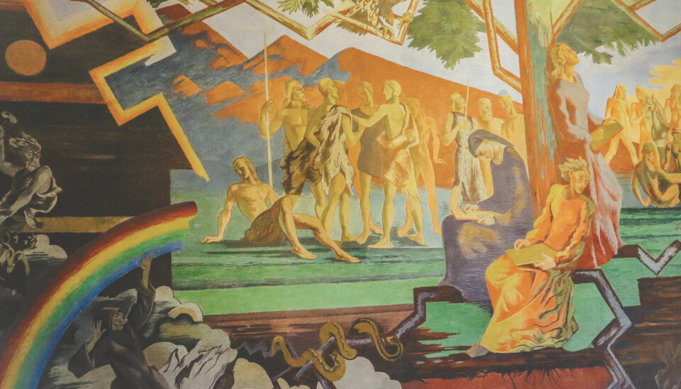 «Stoltheit og fordom» er montert i en av Nasjonalbibliotekets luftige saler i andre etasje. På veien opp passerer du en freske av Per Krohg der en markant regnbue er synlig i venstre kant.