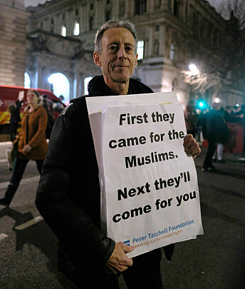 Peter Tatchell under en protest mot Donald Trump i London 2017.