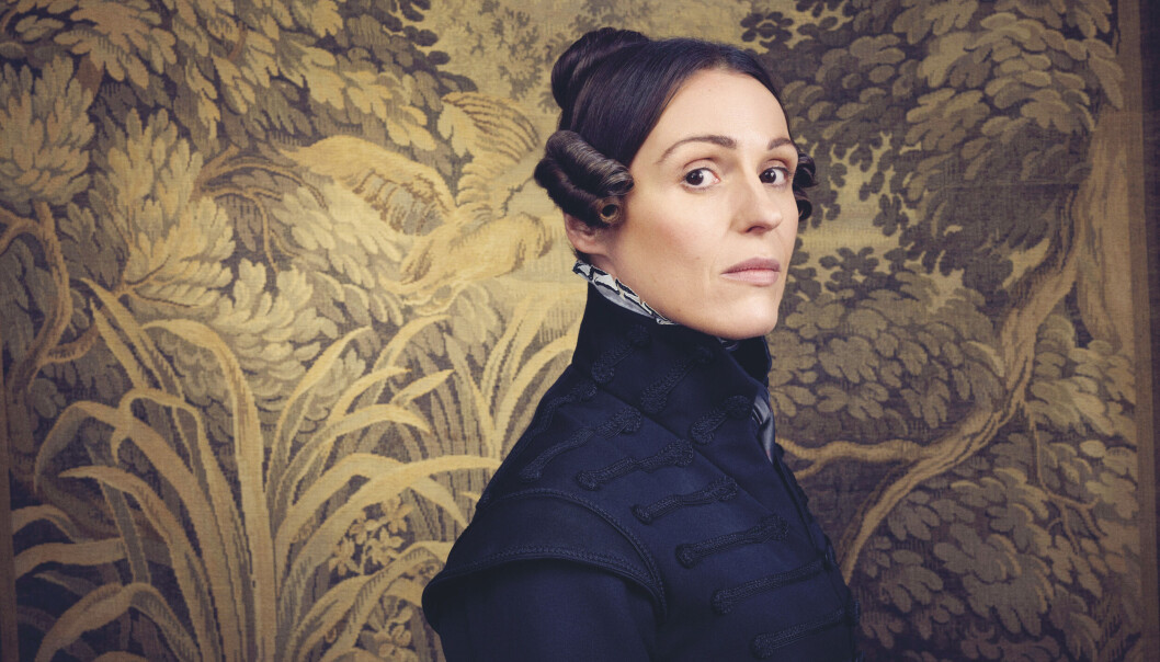 Bildet er av Suranne Jones, som spiller Anne Lister i serien. Det er mange likheter mellom ukjente norske Peronelle Nielsen (1797-1886) og Anne Lister (1791-1840). Lister ble kjent verden over gjennom HBO-serien «Gentleman Jack», basert på hennes svært detaljerte dagbøker. – Anne Lister vakte oppsikt både med sin atferd og klesstil. Petronelle gled nok mer ubemerket inn i omgivelsene og levde et litt mer vanlig kvinneliv, sier Tone Hellesund. Bildet er av Suranne Jones, som spiller Anne Lister i serien. Det er mange likheter mellom ukjente norske Peronelle Nielsen (1797-1886) og Anne Lister (1791-1840). Lister ble kjent verden over gjennom HBO-serien «Gentleman Jack», basert på hennes svært detaljerte dagbøker. – Anne Lister vakte oppsikt både med sin atferd og klesstil. Petronelle gled nok mer ubemerket inn i omgivelsene og levde et litt mer vanlig kvinneliv, sier Tone Hellesund.