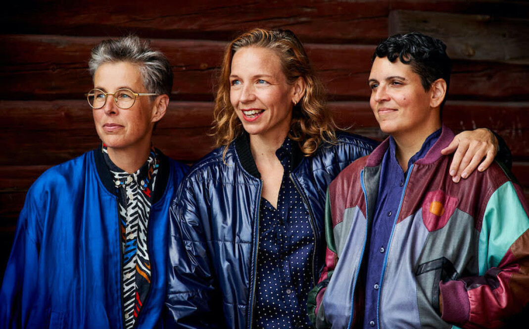 Fra 22. september stiller Arkitekturmuseet ut en installasjon av det feministiske queer-kollektivet MYCKET, laget med utgangspunkt i arkitekturen på skeive utesteder. Fra venstre: Katarina Bonnevier, Thérèse Kristiansson og Mariana Alves Silva. Fra 22. september stiller Arkitekturmuseet ut en installasjon av det feministiske queer-kollektivet MYCKET, laget med utgangspunkt i arkitekturen på skeive utesteder. Fra venstre: Katarina Bonnevier, Thérèse Kristiansson og Mariana Alves Silva.