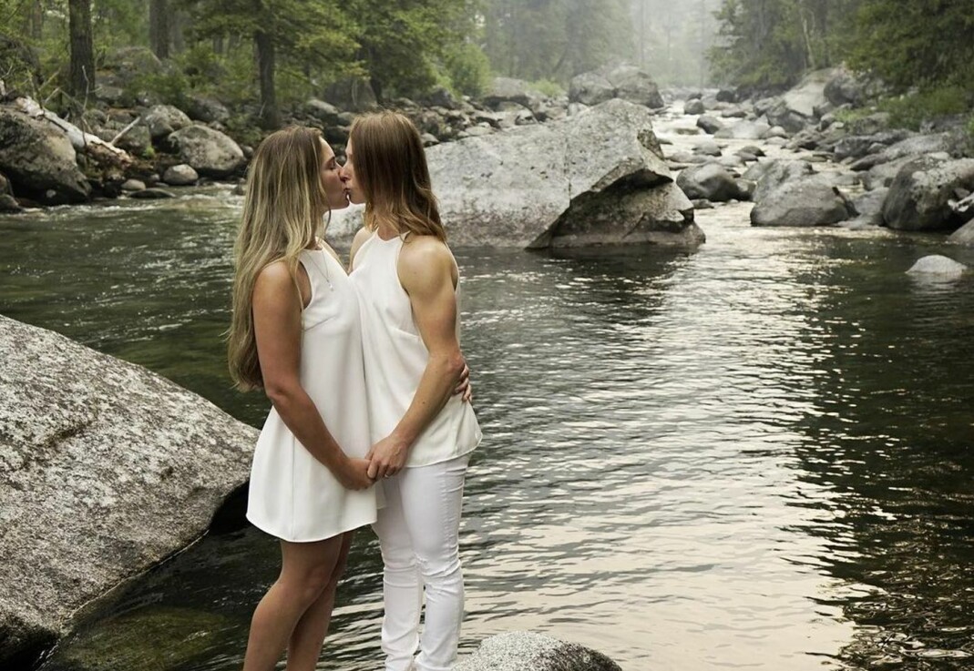 Snøbrettkjører Sarka Pancochova giftet seg med kona Kaileen under en seremoni i Kaskadefjellene i Washington, USA, i august i fjor. Pancochova uttaler at hun vil bruke sin stemme som åpent skeiv idrettsutøver til å kjempe for retten til likekjønnet ekteskap i hjemlandet Tsjekkia. Snøbrettkjører Sarka Pancochova giftet seg med kona Kaileen under en seremoni i Kaskadefjellene i Washington, USA, i august i fjor. Pancochova uttaler at hun vil bruke sin stemme som åpent skeiv idrettsutøver til å kjempe for retten til likekjønnet ekteskap i hjemlandet Tsjekkia.