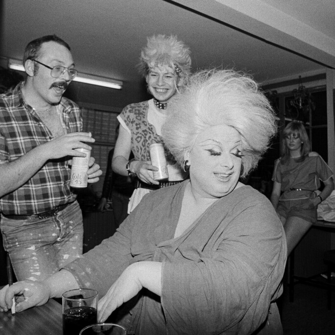 Det var ikke bare punk eller synth–popere som ble fanget i linsen til Fin Serck-Hanssen på 80–tallet. I 1983 traff foreviget han selveste Divine etter en konsert i Nottingham. Nå stiller Bomuldsfabrikken kunsthall ut flere av Serck-Hanssens fotografier fra undergrunnsmiljøer i Oslo og London.