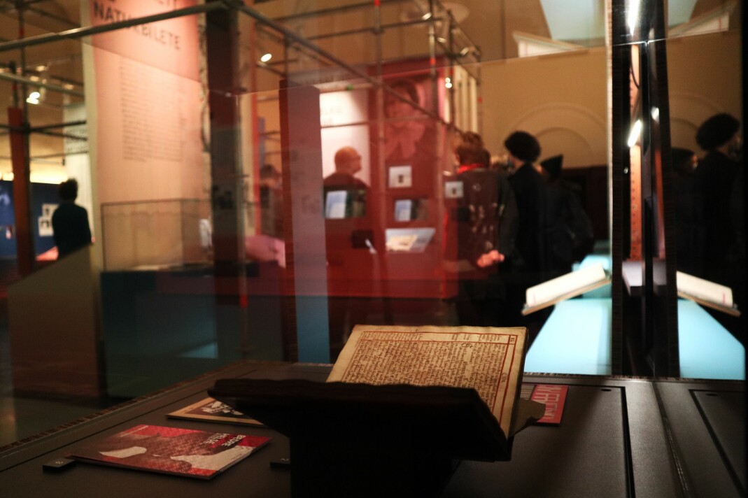 I en monter vises en avskrift av den islandske Edda, som originalt ble til omkring 1220-1230. Dette eksemplaret er fra omkring 1793. Årsaken til at Edda er med, er at den inneholder skildringer av kjønnsflytende identitet.