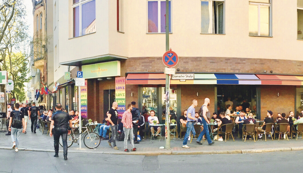 Nabokafeen min Romeo und Romeo ligger i Motzstrasse 20, midt i hjertet av den gemyttlige homogettoen Schöneberg. Nabokafeen min Romeo und Romeo ligger i Motzstrasse 20, midt i hjertet av den gemyttlige homogettoen Schöneberg.