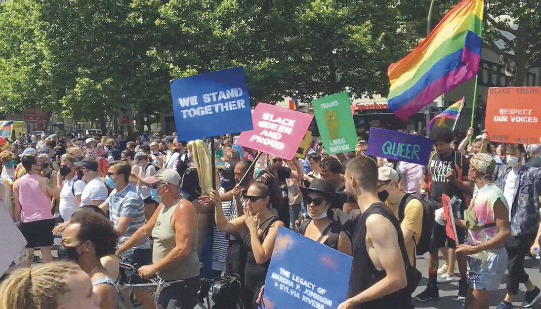 Av og til tenker jeg at Berlin også er prinsipprytterne og kranglefantenes hovedstad. Du ser sjeldent lhbtqi+ gruppene møtes til annet enn debatt og i Pride-parader. Av og til tenker jeg at Berlin også er prinsipprytterne og kranglefantenes hovedstad. Du ser sjeldent lhbtqi+ gruppene møtes til annet enn debatt og i Pride-parader.