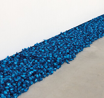 I verket «Untitled, Blue Placebo» inviteres publikum til å ta et sukkertøy fra haugen. Felix Gonzales-Torres verk fra 1991 tematiserer sorgen ved å miste en partner til aids.