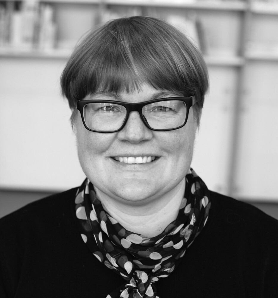 Siri Lindstad (50), frilans- journalist, forfatter og arrangementsansvarlig ved Gjøvik bibliotek og litteraturhus. I 2010 ga hun ut boka «Å fylle L-ordet med mening. Sexkart, slips og lesbiske liv», den første norske sakprosaboka med historier fra lesbemiljøene.