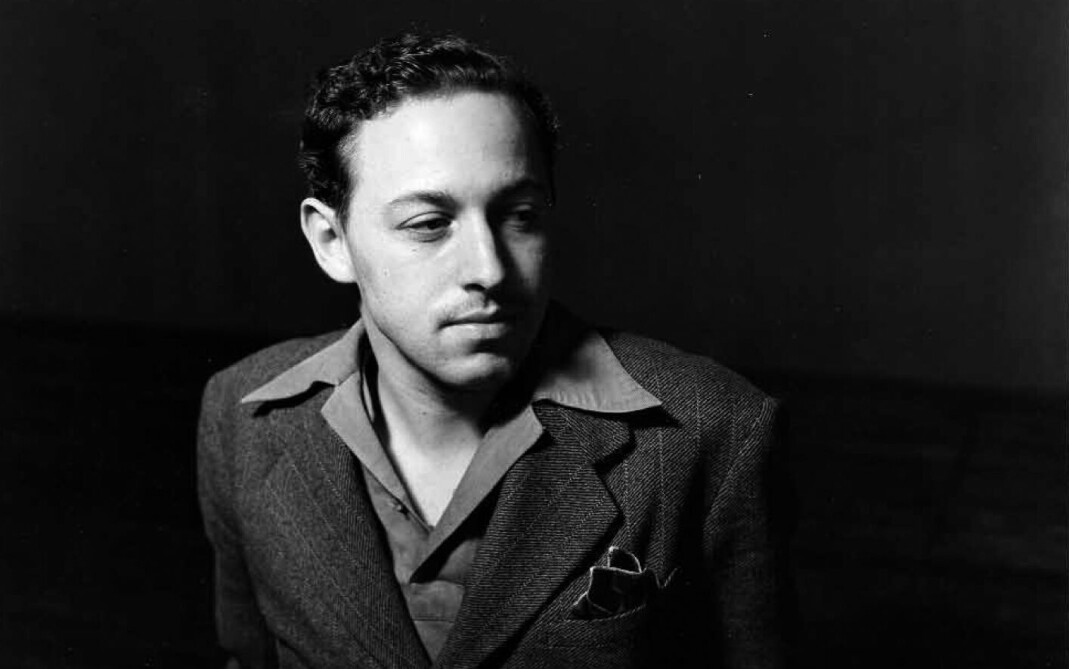 Homotemaet er gjengangere i Tennessee Williams sine stykker. I «En sporvogn til begjær» er Blanches eksmann en homse som ikke vil vedkjenne seg det og begår selvmord. I filmen, med Marlon Brando og Vivien Leigh, ble homotemaet fjernet. Avbildet: Tennessee Williams fotografert i ca 1940. Homotemaet er gjengangere i Tennessee Williams sine stykker. I «En sporvogn til begjær» er Blanches eksmann en homse som ikke vil vedkjenne seg det og begår selvmord. I filmen, med Marlon Brando og Vivien Leigh, ble homotemaet fjernet. Avbildet: Tennessee Williams fotografert i ca 1940.