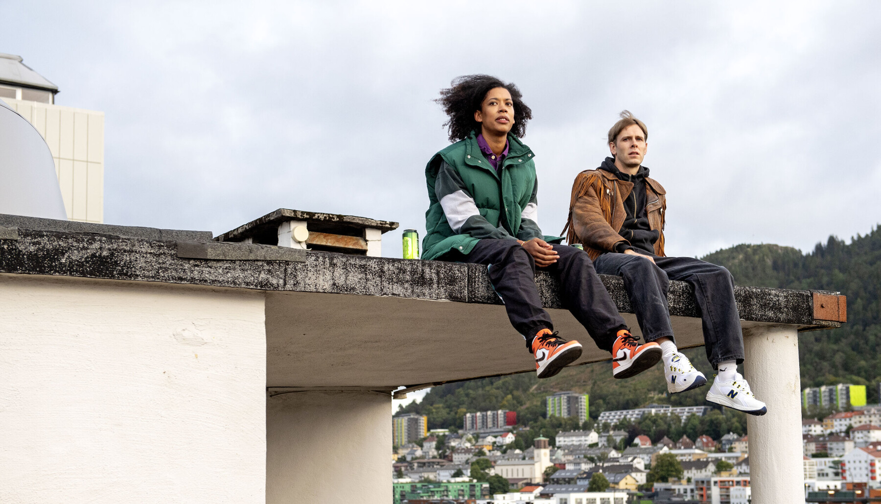 Amy Black Ndiaye spiller rapperen Odile, som med hjelp fra blant andre kompisen Stian (Lars Vaular) forsøker å manøvrere seg gjennom en musikalsk og personlig identitetskrise. Amy Black Ndiaye spiller rapperen Odile, som med hjelp fra blant andre kompisen Stian (Lars Vaular) forsøker å manøvrere seg gjennom en musikalsk og personlig identitetskrise.