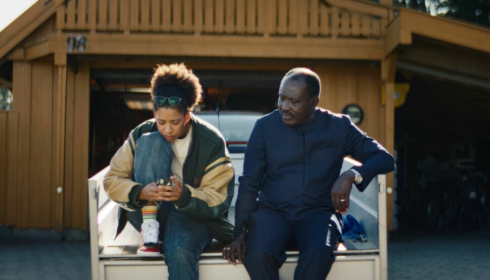 Odile (Amy Black Ndiaye) sliter med å komme ut som lesbisk, spesielt vanskelig er det å si det til faren. I serien spiller hennes egen far, Joe Ndiaye, Odiles far. Kjemien mellom dem er et av seriens høydepunkter.