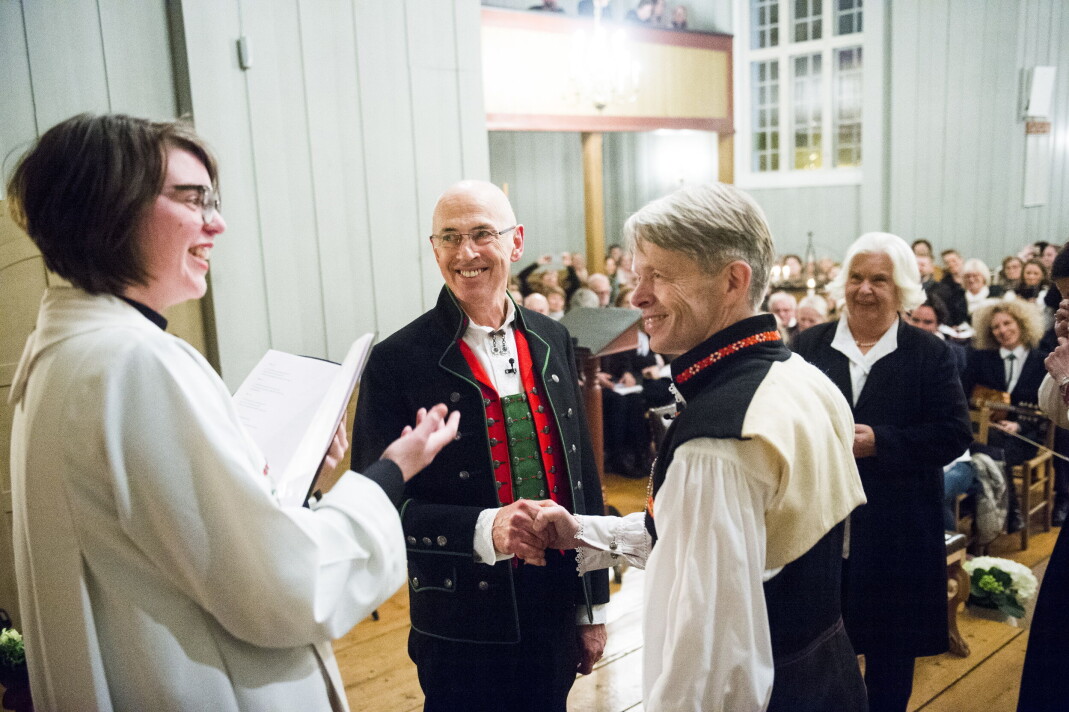 Kjell Frlich Benjaminsen og Erik Skjelns gifter seg som det første homofile paret i en norsk kirke. Vigselen fant sted i Eidskog kirke ved midnatt 1. februar 2017. Sokneprest Bettina Eckbo viet paret. Kjell Frlich Benjaminsen og Erik Skjelns gifter seg som det første homofile paret i en norsk kirke. Vigselen fant sted i Eidskog kirke ved midnatt 1. februar 2017. Sokneprest Bettina Eckbo viet paret.