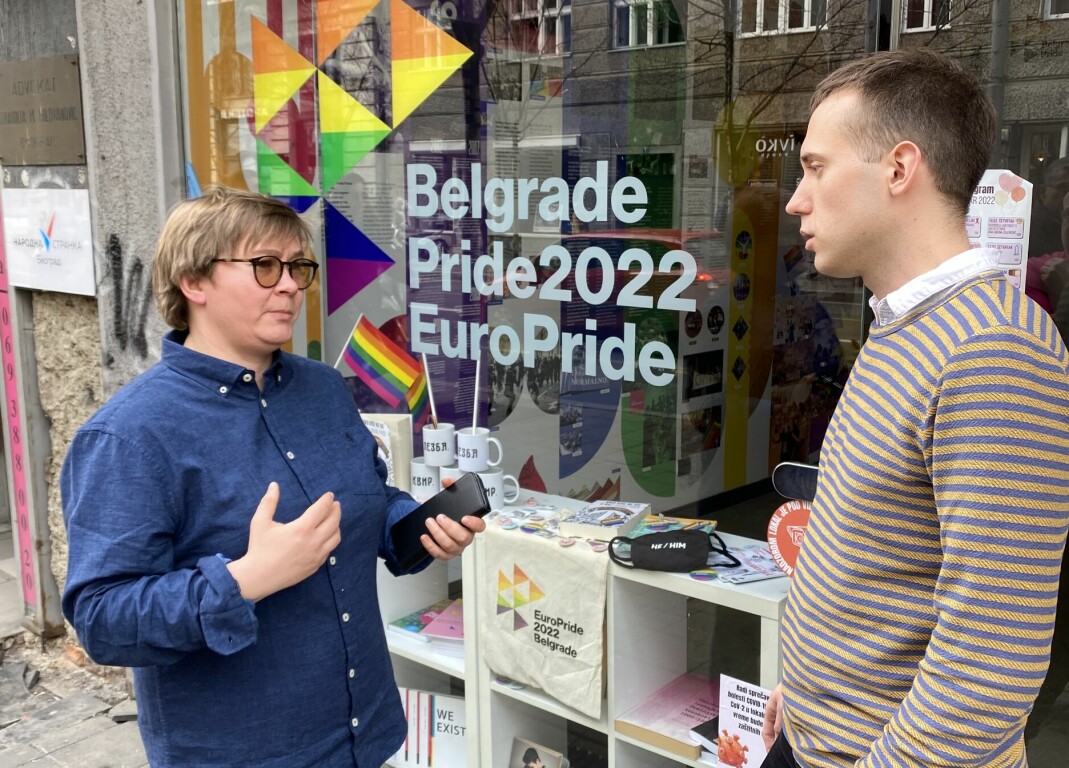 Leder i Oslo Pride, Inger Kristin Haugsevje, sammen med Pride koordinator i Beograd Pride, Marko Mihailović foran Pride Info Center.