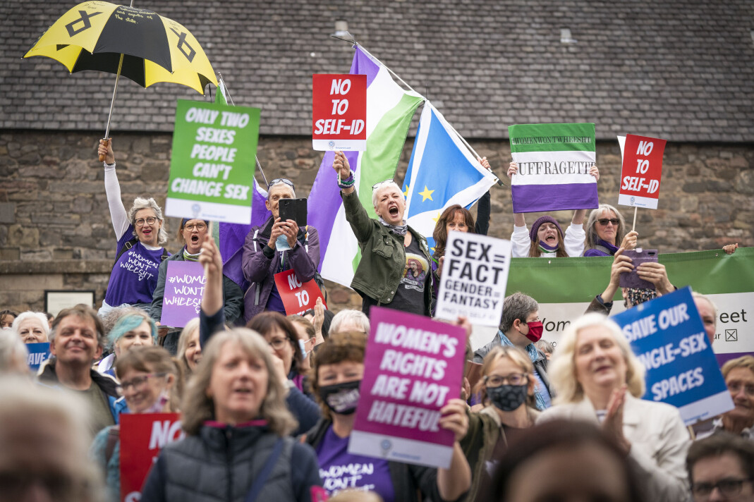 Medlemmer av kampanjegruppa For Women Scotland protesterer utenfor det skotske parlamentet i Edinburg i september 2021. Medlemmer av kampanjegruppa For Women Scotland protesterer utenfor det skotske parlamentet i Edinburg i september 2021.
