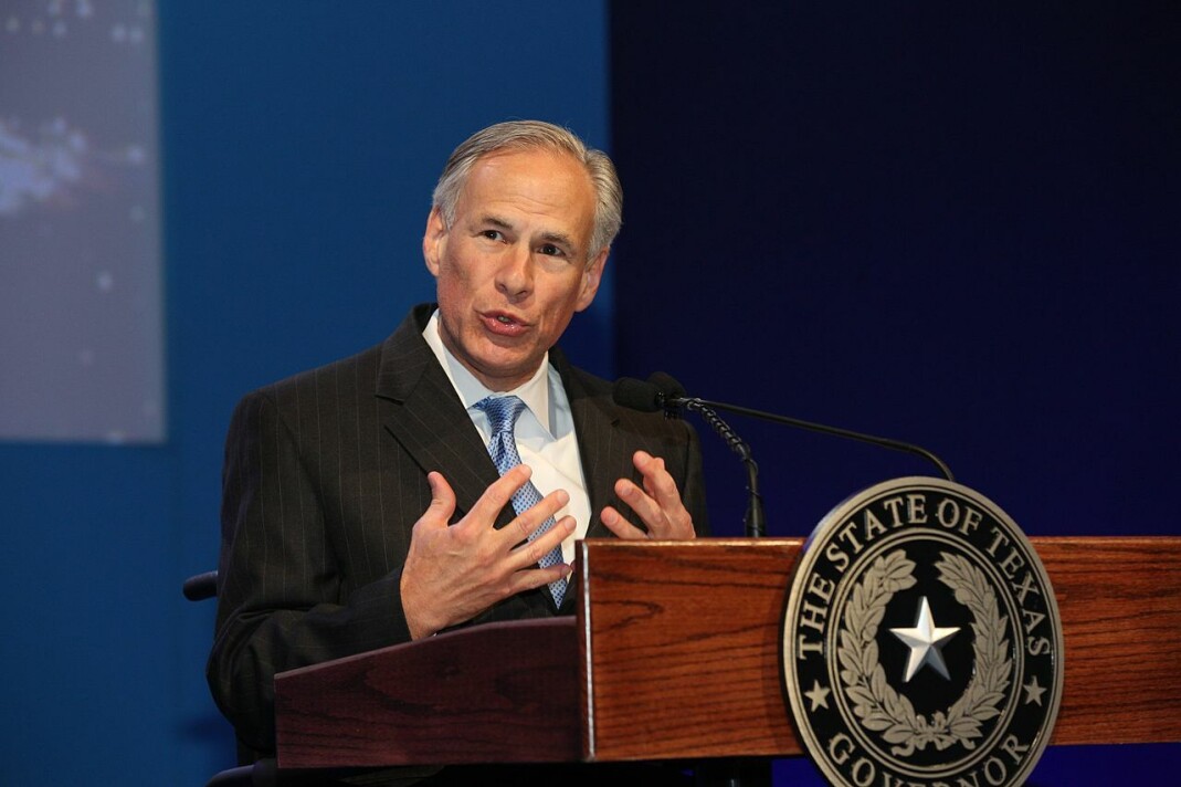 Greg Abbot har siden 2015 vært guvernør i Texas for det republikanske partiet. Han har i flere år markert seg som en kritisk stemme i lhbt+saker, blant annet som motstander av likekjønnet ekteskap og adopsjon. Greg Abbot har siden 2015 vært guvernør i Texas for det republikanske partiet. Han har i flere år markert seg som en kritisk stemme i lhbt+saker, blant annet som motstander av likekjønnet ekteskap og adopsjon.