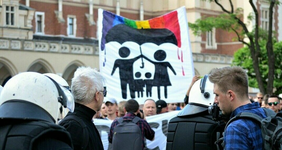 Nasjonalister protesterte på sidelinjene under den polske byen Krakóws Equality March i 2018.