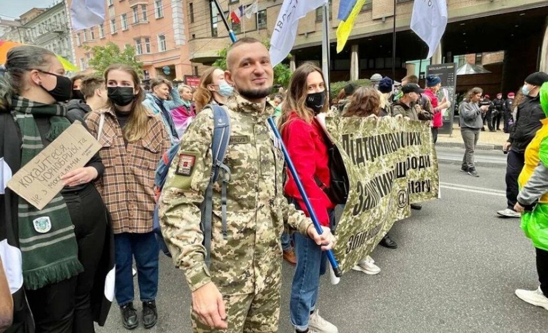 Etter å ha kjempet i Maidanrevolusjonen, dannet veteranen og lhbt+aktivisten Victor Pilipanko en organisasjon til støtte for skeive veteraner i Ukraina. Siden Russlands invasjon av Ukraina, har han sluttet seg til hæren igjen for å kjempe for hjemlandet. Etter å ha kjempet i Maidanrevolusjonen, dannet veteranen og lhbt+aktivisten Victor Pilipanko en organisasjon til støtte for skeive veteraner i Ukraina. Siden Russlands invasjon av Ukraina, har han sluttet seg til hæren igjen for å kjempe for hjemlandet.