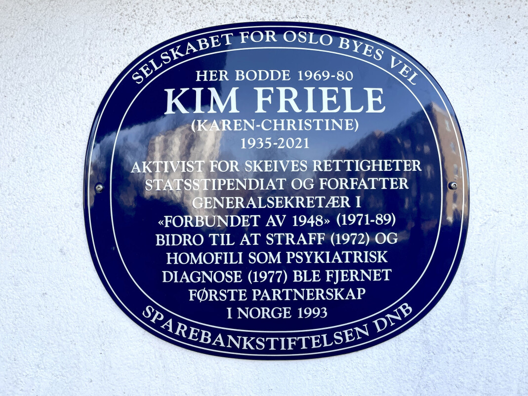 Fra 1969 til 1980 bodde Kim Friele i Haakon Tveters vei 12 på Oppsal i Oslo. Det er her den blå plaketten nå henger. Fra 1969 til 1980 bodde Kim Friele i Haakon Tveters vei 12 på Oppsal i Oslo. Det er her den blå plaketten nå henger.