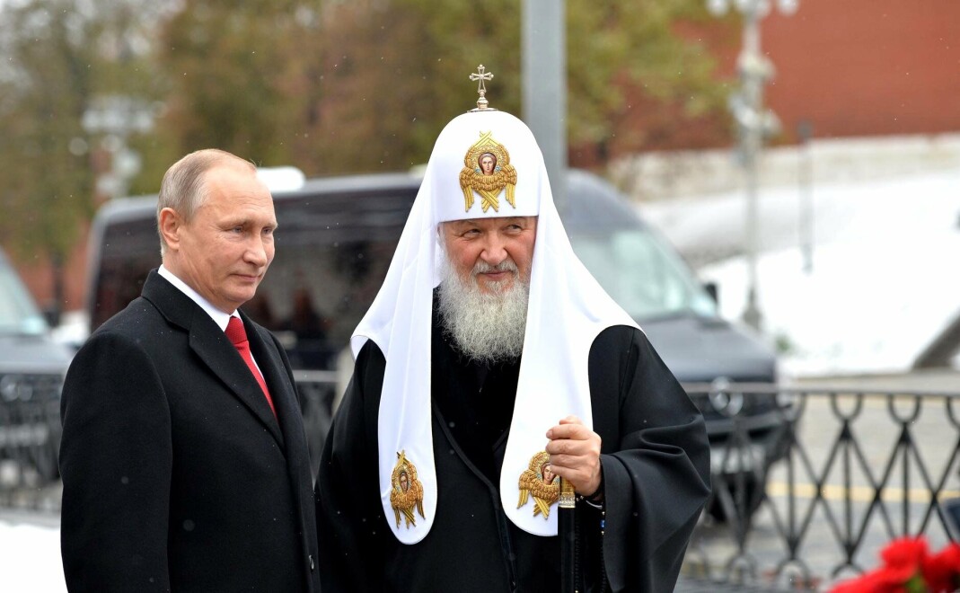 Patriarken Kirill er øverste leder for den russisk-ortodokse kirken. Han har lenge støttet president Putin, som han i 2012 omtalte som «Guds mirakel». Patriarken Kirill er øverste leder for den russisk-ortodokse kirken. Han har lenge støttet president Putin, som han i 2012 omtalte som «Guds mirakel».