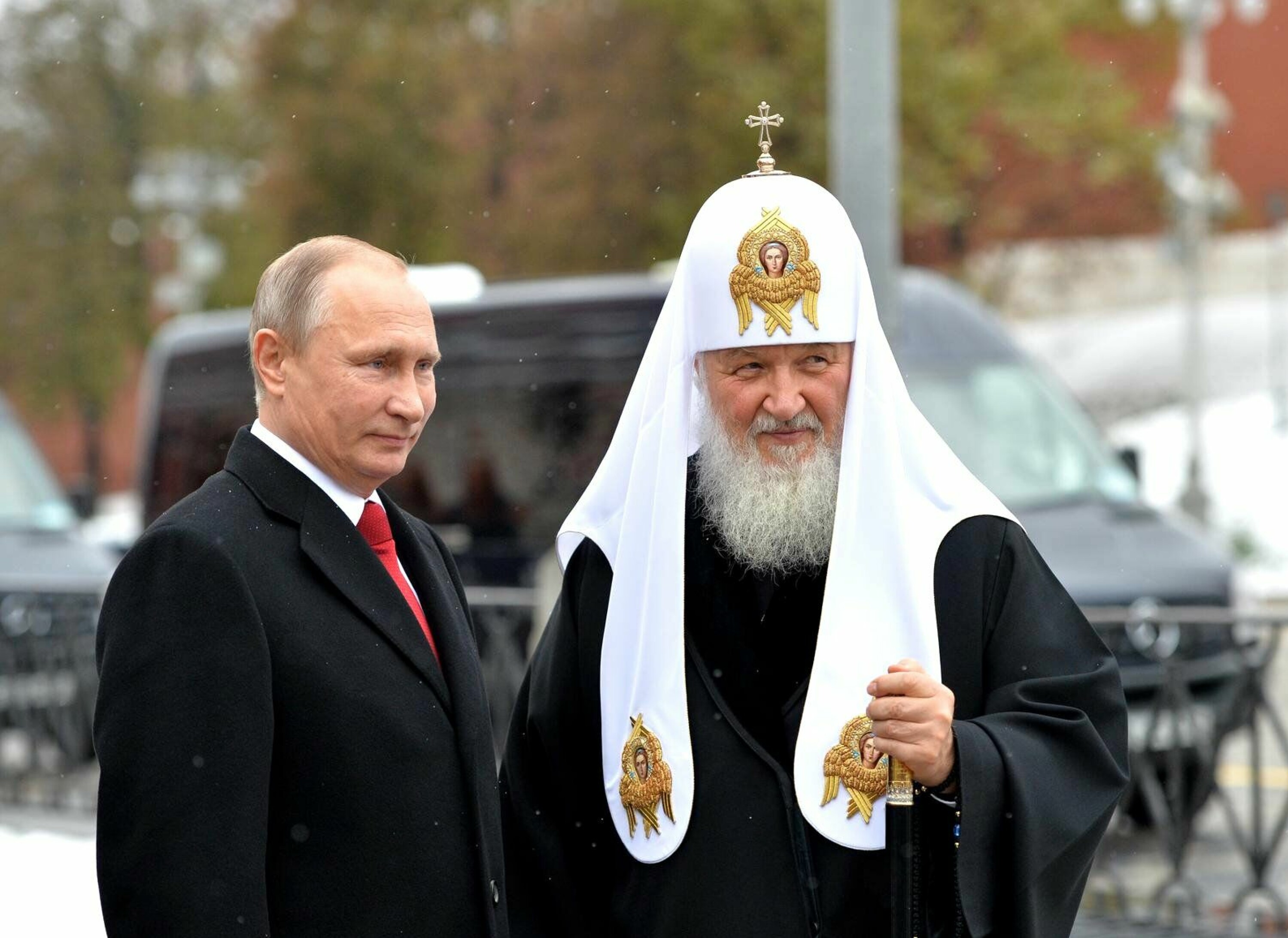 Patriarken Kirill er øverste leder for den russisk-ortodokse kirken. Han har lenge støttet president Putin, som han i 2012 omtalte som «Guds mirakel».