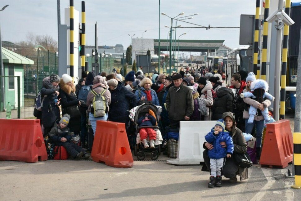 Flyktninger ankommer Polen fra Ukraina ved grensekontrollen ved Medyka.
