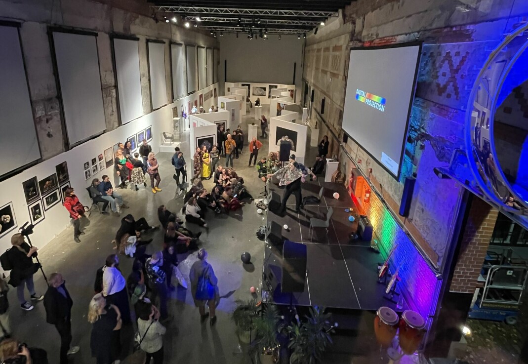 Fjorårets Pride Art-utstilling «Wunderkammer» på Design og arkitektur Norge (DOGA) gjorde stor suksess og ble besøkt av nærmere 10 000 mennesker.