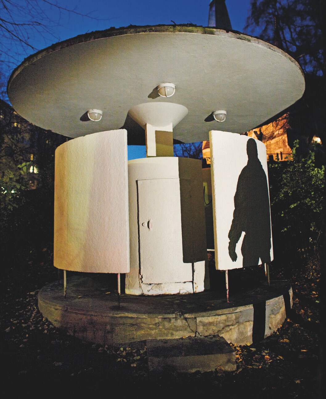 <span class="font-weight-bold" data-lab-font_weight_desktop="font-weight-bold">Kjærlighetskarusellen</span> <br>– Politiets aksjoner bar preg av trakassering, og muligens var homofile som gruppe ansett som offentlig forstyrrelse. Det var en del avisskriverier om at det var til offentlig forargelse at menn hang rundt de offentlige toalettene, sier Hans Wiggo Kristiansen. Pissoaret i Stensparken fra 1937, Kjærlighetskarusellen, var en av homooasene i Pilestredetvi Oslo. Første stopp var et toseters «grønt hus», som var navn på smijernspissoarer fra begynnelsen av 1900-tallet, vis a vis daværende Conrad Langgårds tobakks- fabrikk. Neste stopp kunne være Lyckliga gatan, et tre-fire- båsers toalett i muren ved Rikshospitalet i krysset Pilestredet/Holbergsgate. I lysløypa lå også Bislett bad som fungerte som homosjekkested allerede fra åpningen i 1921. Sist, men ikke minst, lå Bislett hospits i denne lysløypa, i krysset Dalsbergstien/Pilestredet. Private vennekretser kunne være vanskelig å komme inn i, men Erling Næss, «Mor i nøden», holdt alltid åpent for frosne nattevandrere. Stedet ble en institusjon for de innvidde i perioden 1930-1958. <span class="font-weight-bold" data-lab-font_weight_desktop="font-weight-bold">Kilde:</span> Svein Skeid <span class="font-weight-bold" data-lab-font_weight_desktop="font-weight-bold">Kjærlighetskarusellen</span> <br>– Politiets aksjoner bar preg av trakassering, og muligens var homofile som gruppe ansett som offentlig forstyrrelse. Det var en del avisskriverier om at det var til offentlig forargelse at menn hang rundt de offentlige toalettene, sier Hans Wiggo Kristiansen. Pissoaret i Stensparken fra 1937, Kjærlighetskarusellen, var en av homooasene i Pilestredetvi Oslo. Første stopp var et toseters «grønt hus», som var navn på smijernspissoarer fra begynnelsen av 1900-tallet, vis a vis daværende Conrad Langgårds tobakks- fabrikk. Neste stopp kunne være Lyckliga gatan, et tre-fire- båsers toalett i muren ved Rikshospitalet i krysset Pilestredet/Holbergsgate. I lysløypa lå også Bislett bad som fungerte som homosjekkested allerede fra åpningen i 1921. Sist, men ikke minst, lå Bislett hospits i denne lysløypa, i krysset Dalsbergstien/Pilestredet. Private vennekretser kunne være vanskelig å komme inn i, men Erling Næss, «Mor i nøden», holdt alltid åpent for frosne nattevandrere. Stedet ble en institusjon for de innvidde i perioden 1930-1958. <span class="font-weight-bold" data-lab-font_weight_desktop="font-weight-bold">Kilde:</span> Svein Skeid