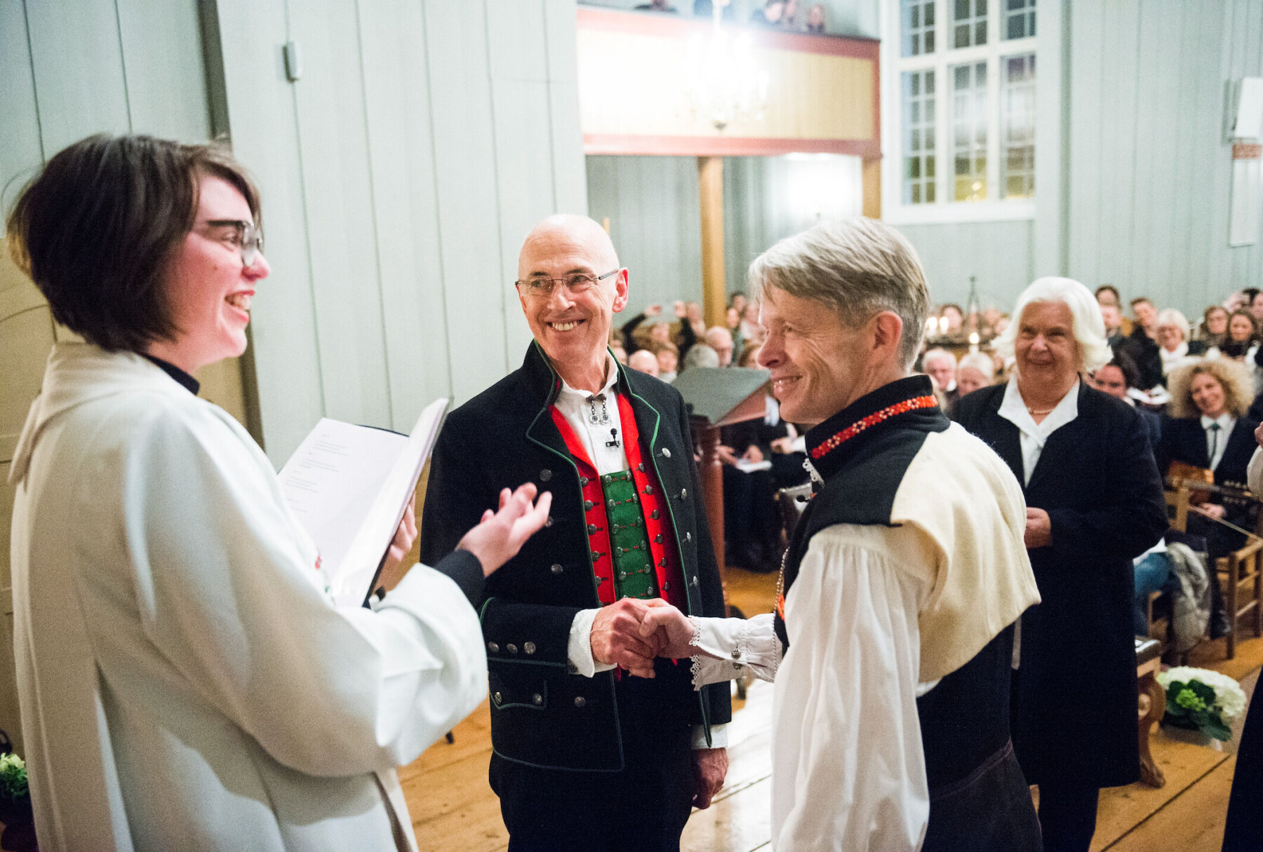 Først 36 år etter at de traff hverandre, kunne Erik Skjelnæs og Kjell Frølich Benjaminsen gifte seg med kirkens velsignelse, som det første homoparet i Norge. Først 36 år etter at de traff hverandre, kunne Erik Skjelnæs og Kjell Frølich Benjaminsen gifte seg med kirkens velsignelse, som det første homoparet i Norge.