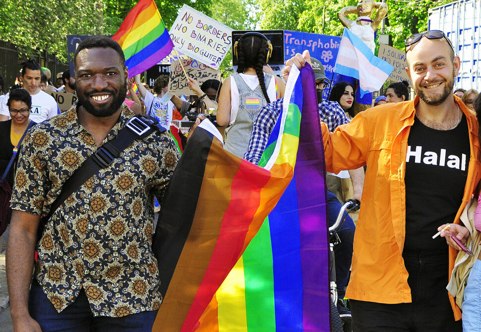 Styreleder i Skeiv Verden, Bassel Hatoum (t.h) med daglig leder i Skeiv Verden Oslo og Viken Stephen Adom i Skeiv Verdens Solidaritetsparade under Oslo Pride i 2021.