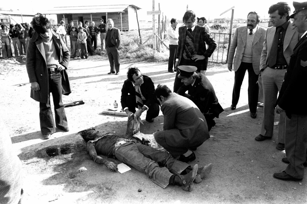 Italiensk politi med Pasolinis døde kropp i Ostia, Italia i november 1975.
