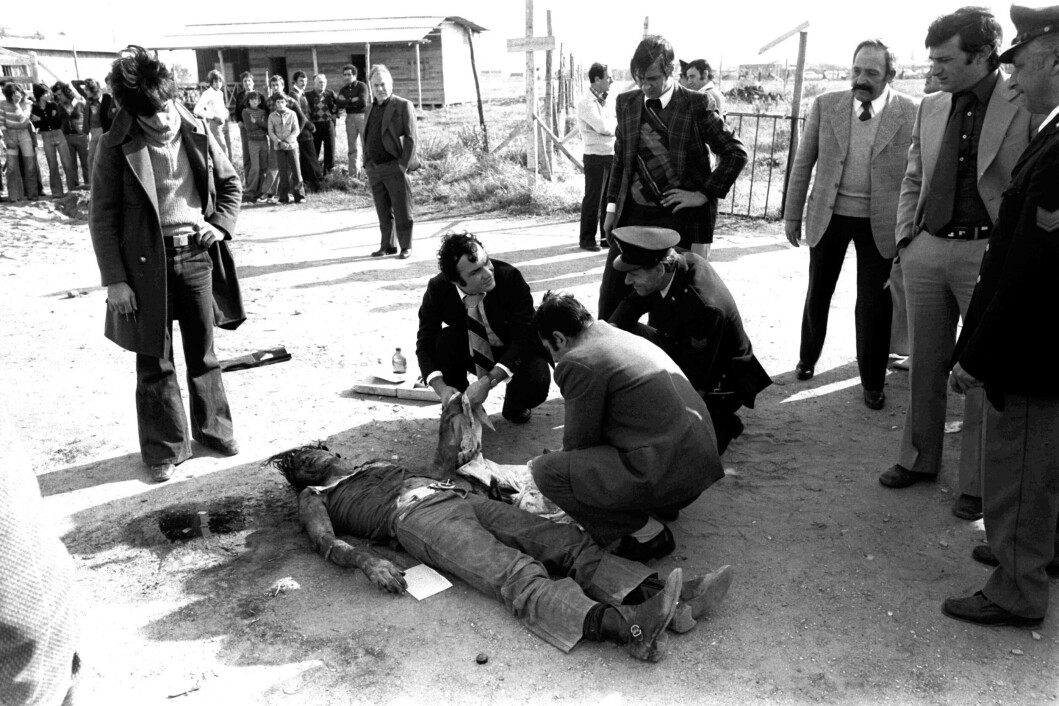 Italiensk politi med Pasolinis døde kropp i Ostia, Italia i november 1975. Italiensk politi med Pasolinis døde kropp i Ostia, Italia i november 1975.