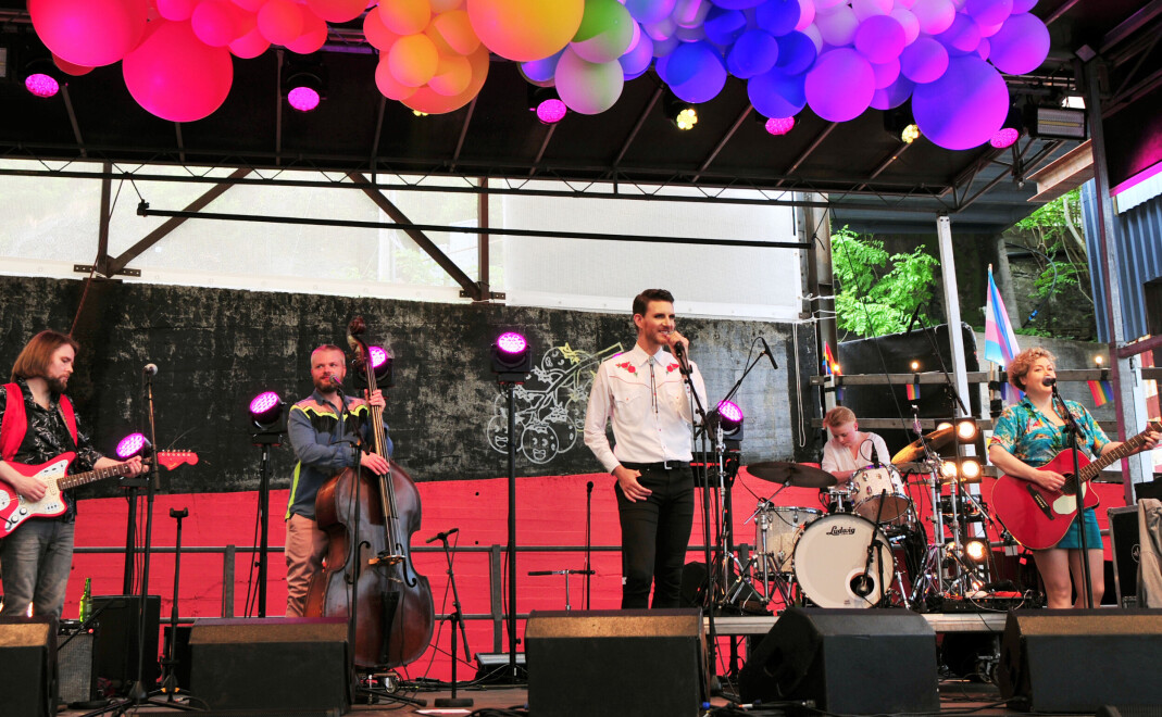 Jens Kihl, Lars Korff Lofthus, Helene Nilsen, Endre Aasebø og May Frida Bosch hadde stor suksess da Foreningen for by og bygd holdt konsert under fjorårets Regnbuedagene i Bergen. Jens Kihl, Lars Korff Lofthus, Helene Nilsen, Endre Aasebø og May Frida Bosch hadde stor suksess da Foreningen for by og bygd holdt konsert under fjorårets Regnbuedagene i Bergen.