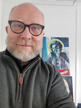 Niels Jøran Riedl foran et helgenbilde han har malt av Etty Hillesum, en nederlandsk jødisk forfatter som omkom i Auschwitz. Hillesums dagbok fra konsentrasjonsleiren, «Det tenkende hjerte» vakte stor oppsikt. Boka kom ut i norsk oversettelse i 1983.