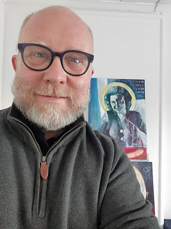 Niels Jøran Riedl foran et helgenbilde han har malt av Etty Hillesum, en nederlandsk jødisk forfatter som omkom i Auschwitz. Hillesums dagbok fra konsentrasjonsleiren, «Det tenkende hjerte» vakte stor oppsikt. Boka kom ut i norsk oversettelse i 1983. Niels Jøran Riedl foran et helgenbilde han har malt av Etty Hillesum, en nederlandsk jødisk forfatter som omkom i Auschwitz. Hillesums dagbok fra konsentrasjonsleiren, «Det tenkende hjerte» vakte stor oppsikt. Boka kom ut i norsk oversettelse i 1983.