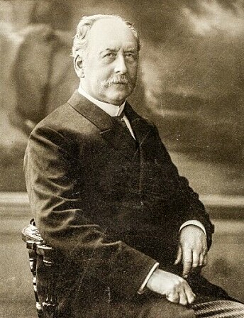 Ifølge Skeivt arkiv, ble Ebbe Hertzbergs karriere som professor brått avbrutt da det i 1886 begynte å gå rykter om hans seksuelle forhold til unge menn fra arbeidsklassen. I et desperat (og mislykket) forsøk på å forsvare seg la han fram en psykiatrisk erklæring om at han hadde en medfødt egenskap kalt «kontrær seksualfølelse». Begrepet ble i samtiden benyttet synonymt med homoseksualitet. Hertzberg kan dermed med en viss rett sies å være den første norske «homoseksuelle» i moderne forstand. Ifølge Skeivt arkiv, ble Ebbe Hertzbergs karriere som professor brått avbrutt da det i 1886 begynte å gå rykter om hans seksuelle forhold til unge menn fra arbeidsklassen. I et desperat (og mislykket) forsøk på å forsvare seg la han fram en psykiatrisk erklæring om at han hadde en medfødt egenskap kalt «kontrær seksualfølelse». Begrepet ble i samtiden benyttet synonymt med homoseksualitet. Hertzberg kan dermed med en viss rett sies å være den første norske «homoseksuelle» i moderne forstand.